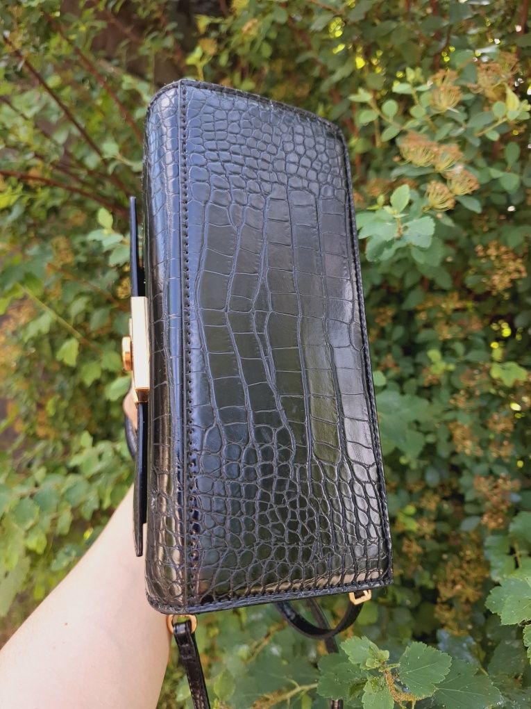 Чёрная небольшая сумочка Charles & Keith тиснение крокодил
