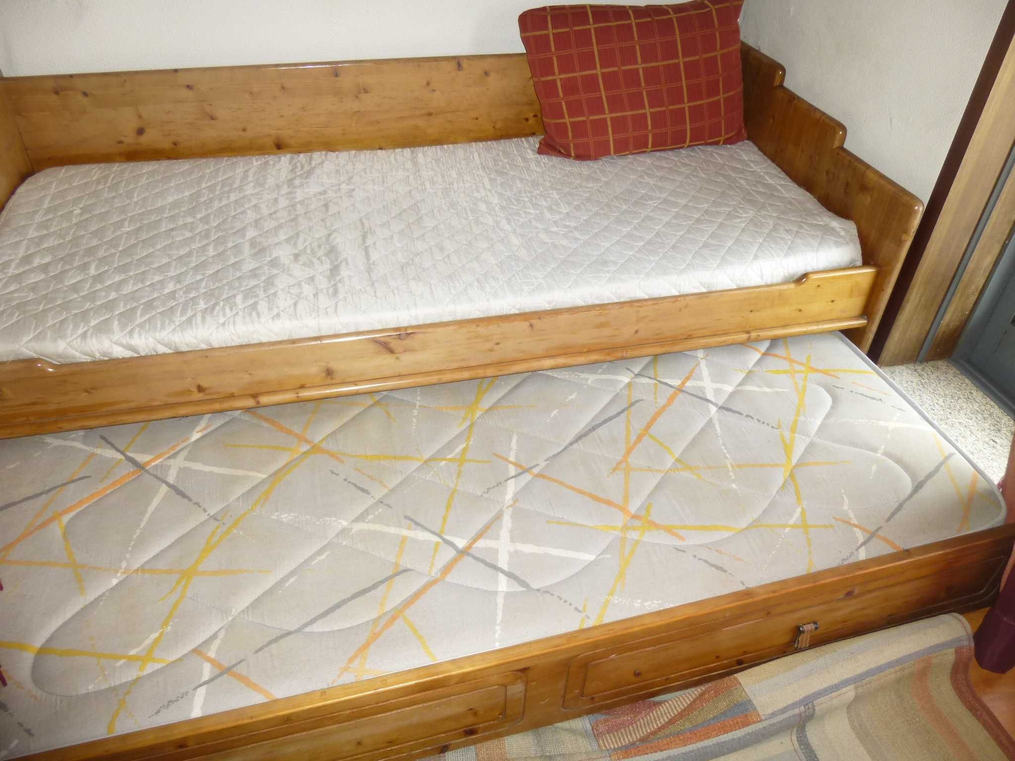 sofá ou duas camas separadas (escritório ou quarto)
