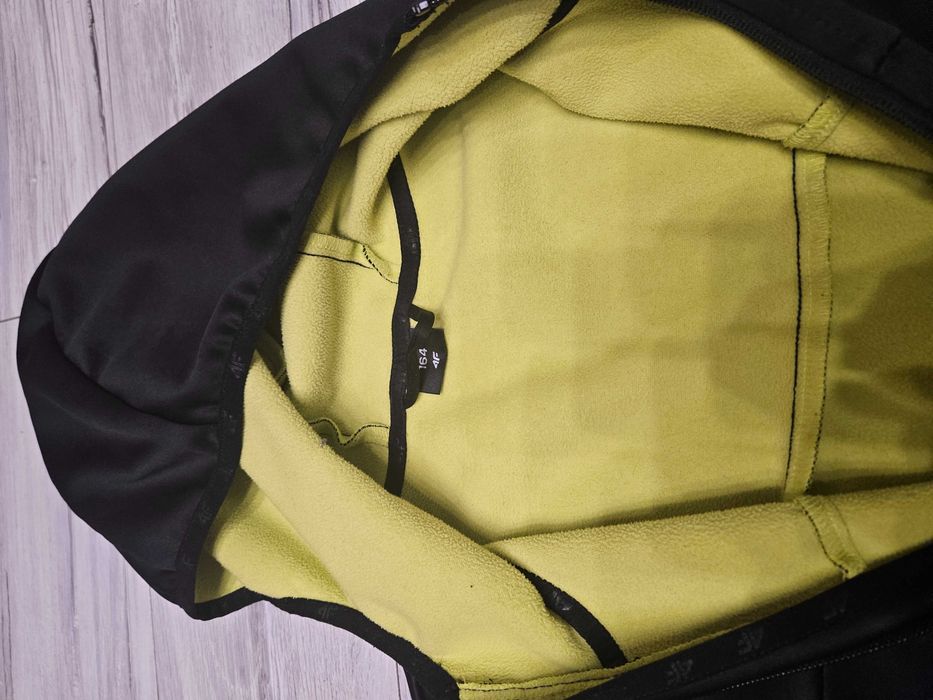 4F chłopięca kurtka softshell czarna r.164cm