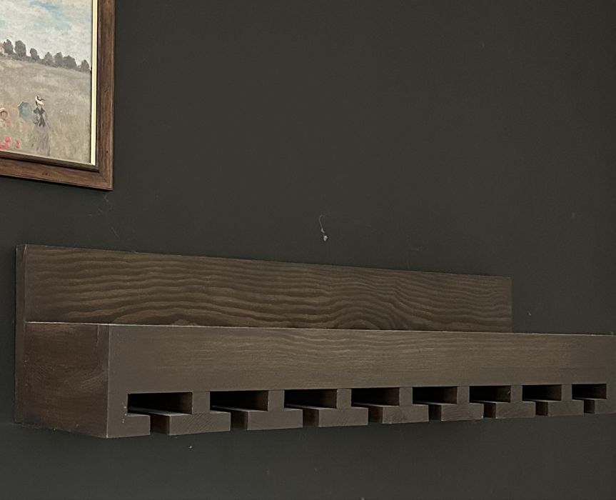 Drewniana półka na wino, kieliszki