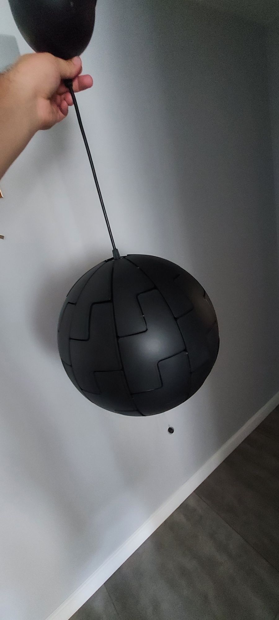 Czarna lampa wiszaca