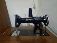 Máquina de costura Vintage com armário