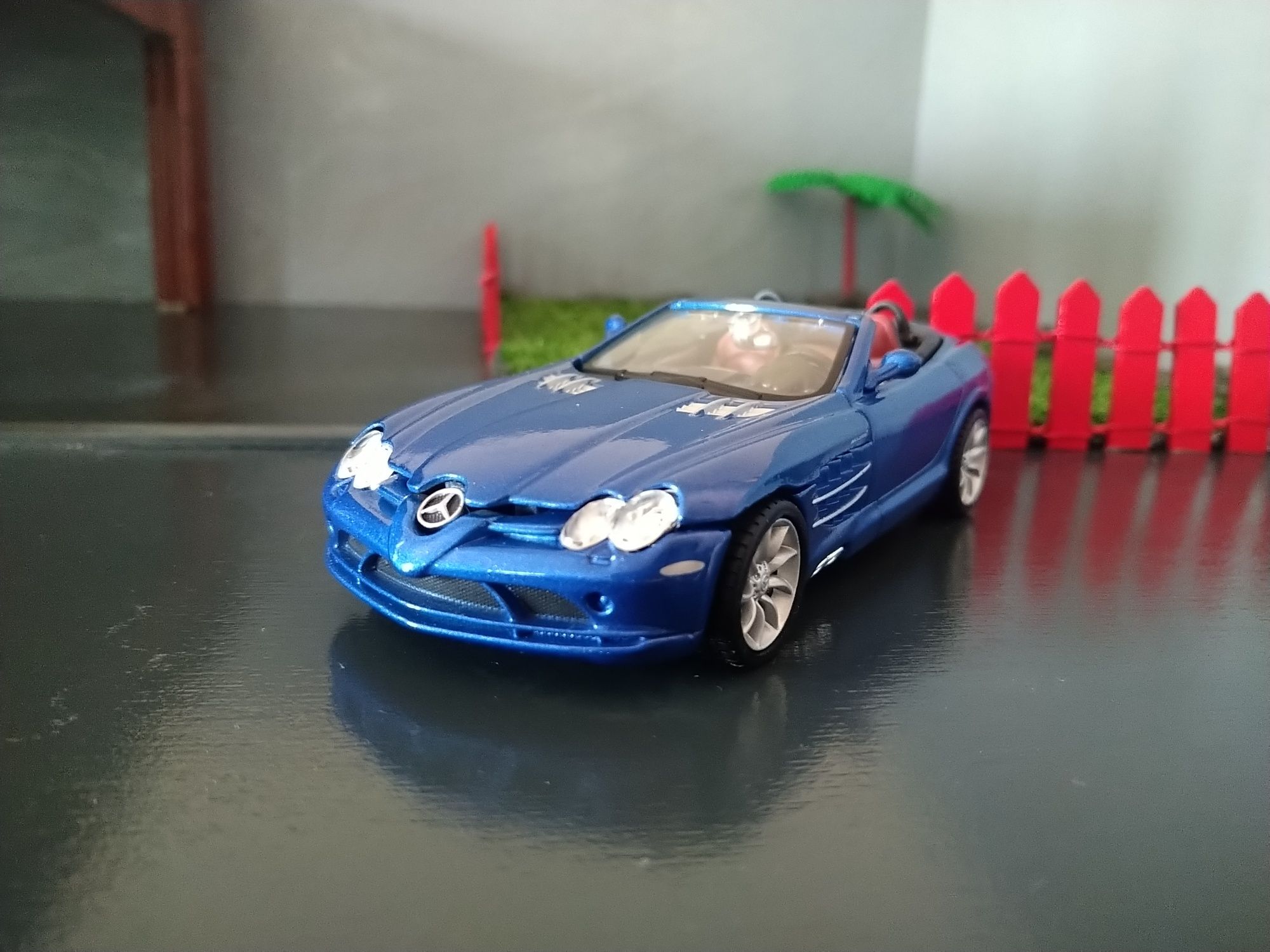 Mercedes SLR Mclaren Roadster -Bburago 1/32