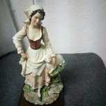 Estatueta em porcelana