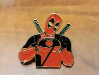 Przypinka, pin, do plecaka, na ubrania Deadpool z serduszkiem