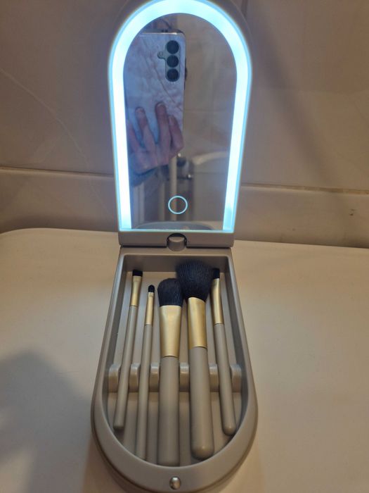 Zestaw do makijażu z lusterkiem i podświetleniem LED