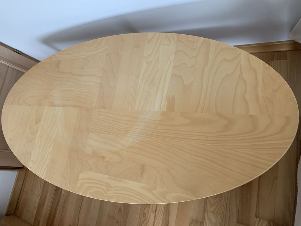 Owalny stolik pod telewizor z Ikea Vejmon