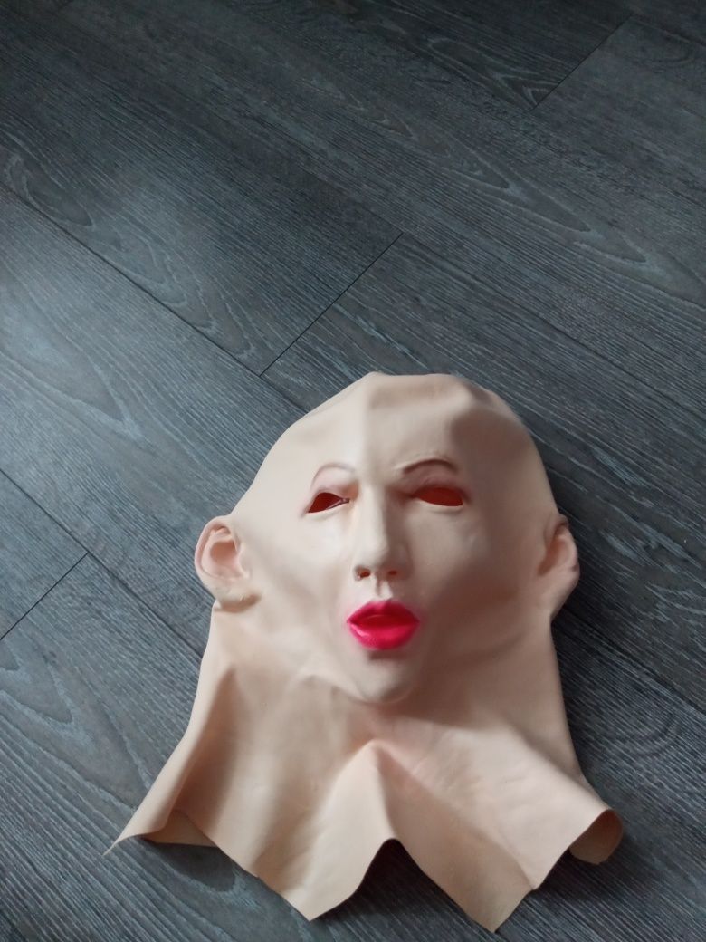 Реалістична маска жінки