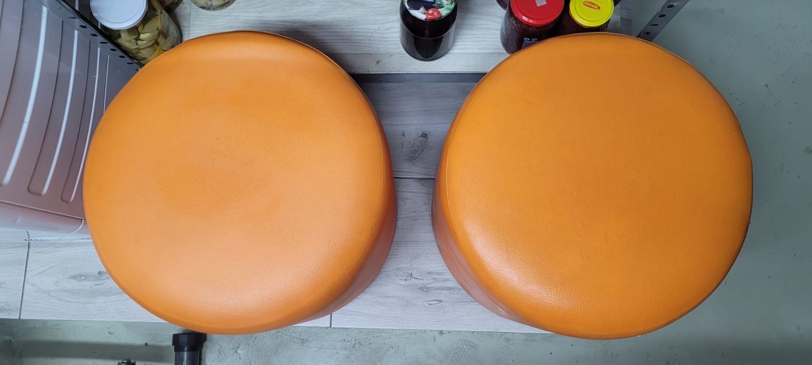 Dwie pufy pomarańczowe