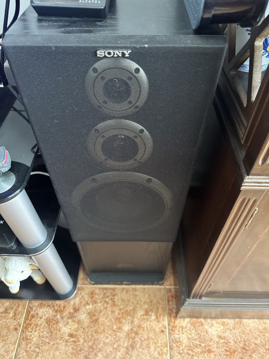 Aparelhagem Sony com radio e giradisco a funcionar.