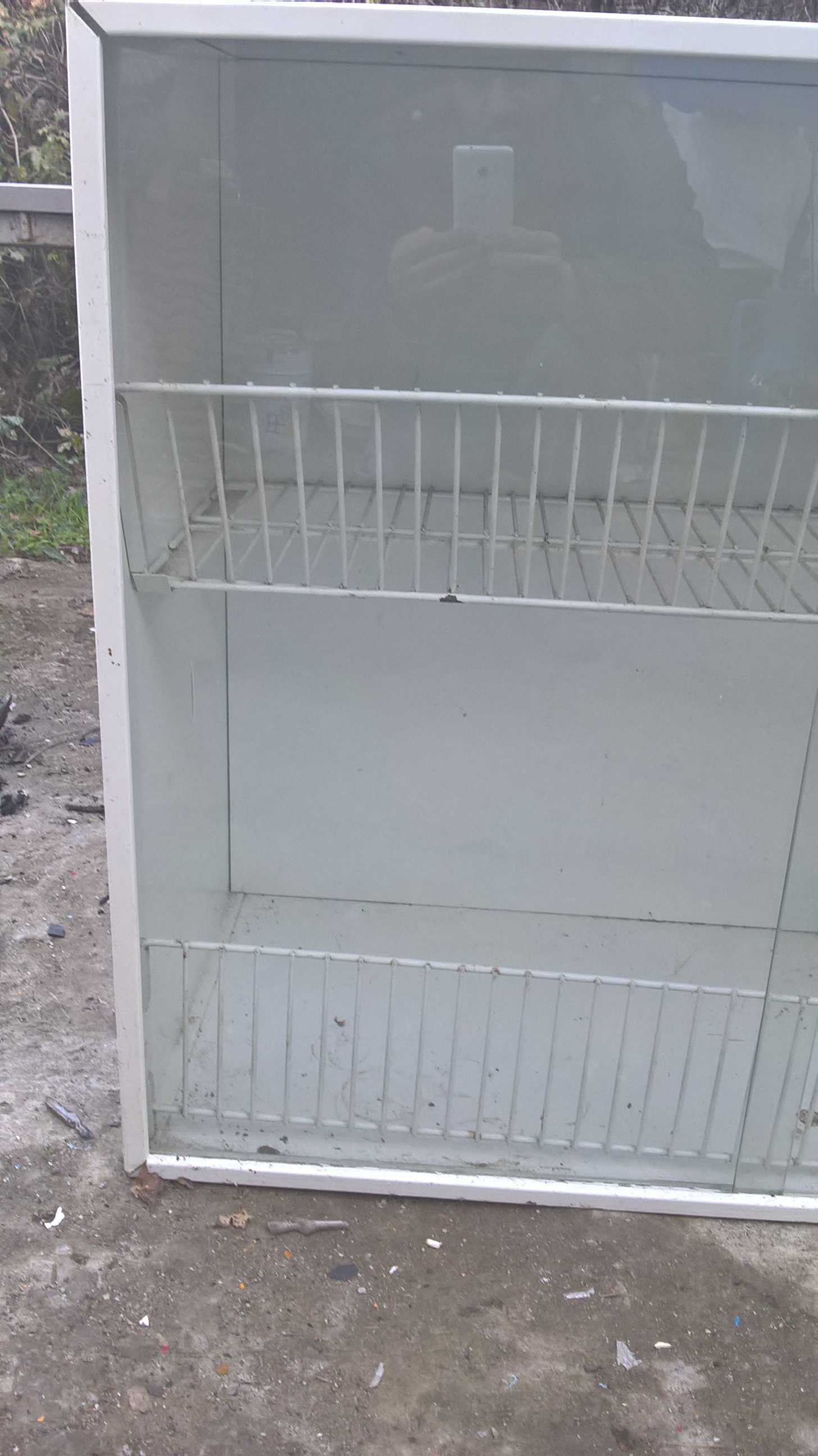 movel em metal com portas de correr em vidro