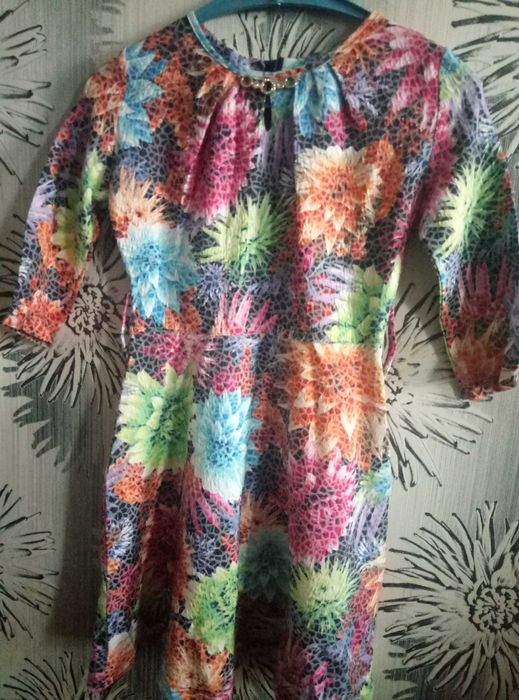 модное яркое платье