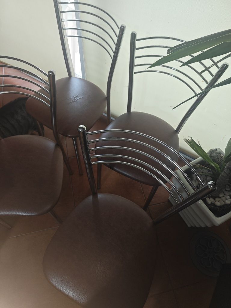 4 cadeiras inox e pele castanha cozinha