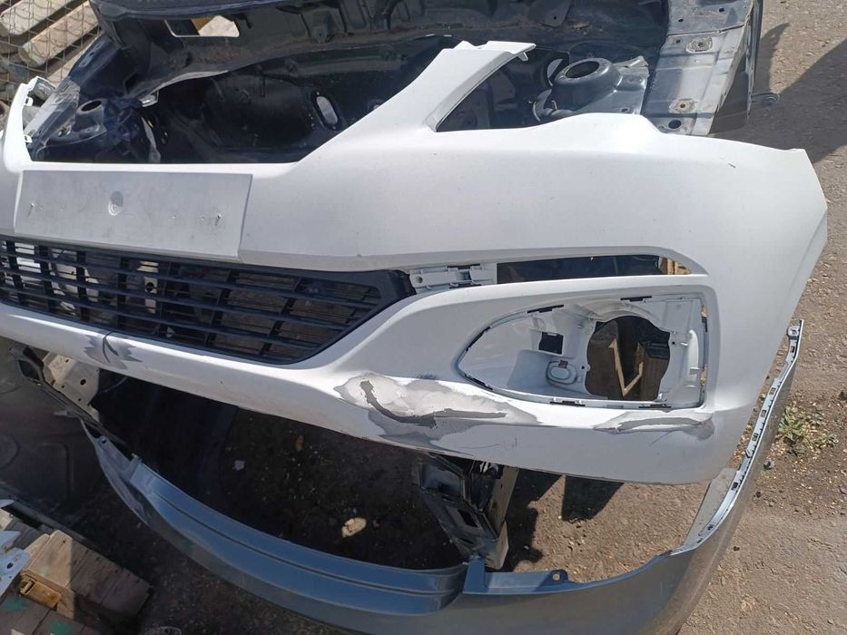 Передний бампер на PEUGEOT 301