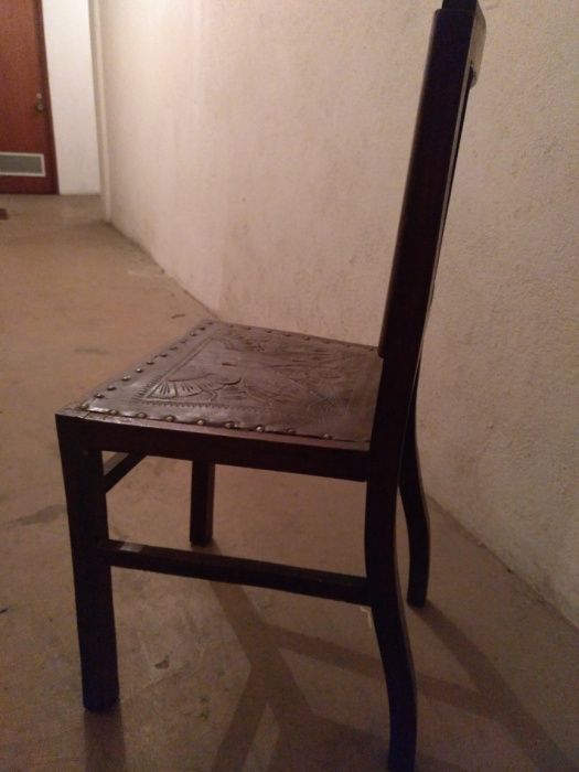 Cadeira Antiga em Madeira e Couro Lavrado