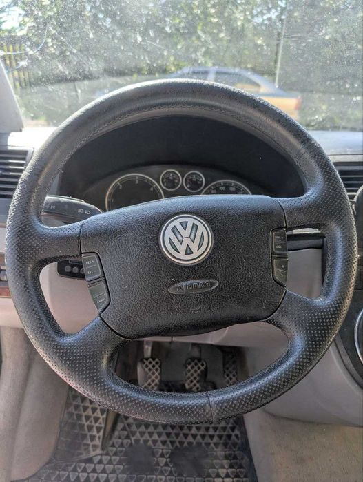Продаєця автомобіль