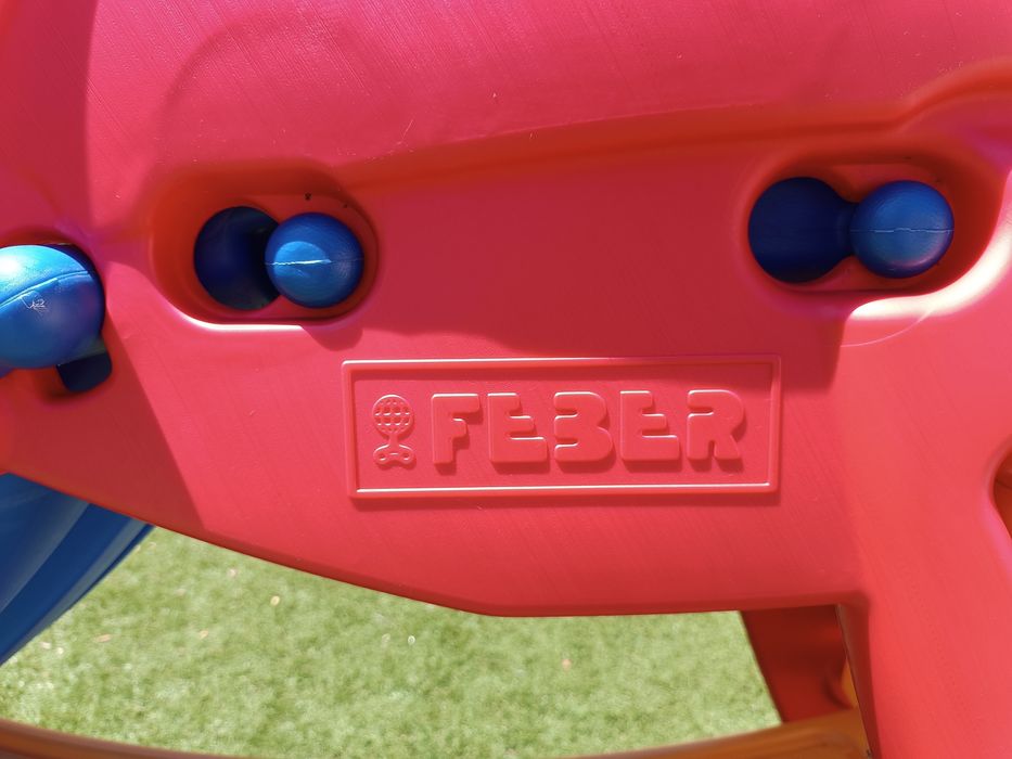 Escorrega plástico marca Feber (+ 3 anos)