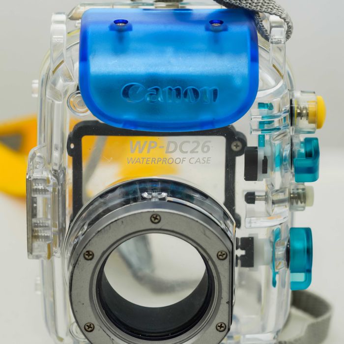 Canon IXUS 870 IS Digital Camera + Canon WP-DC26 Underwater Housing