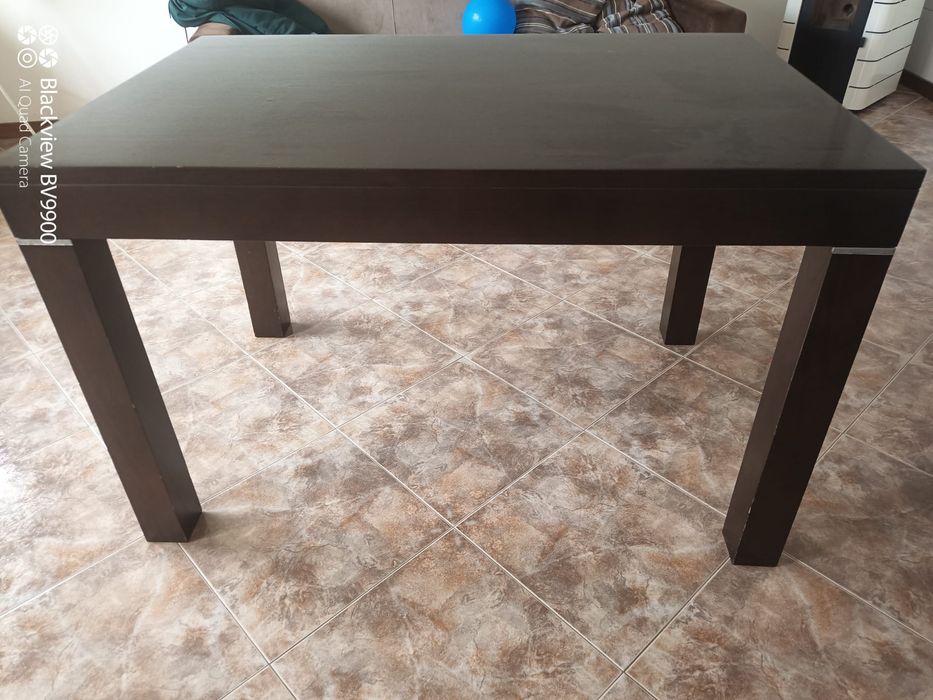 Mesa com cadeiras e bancos