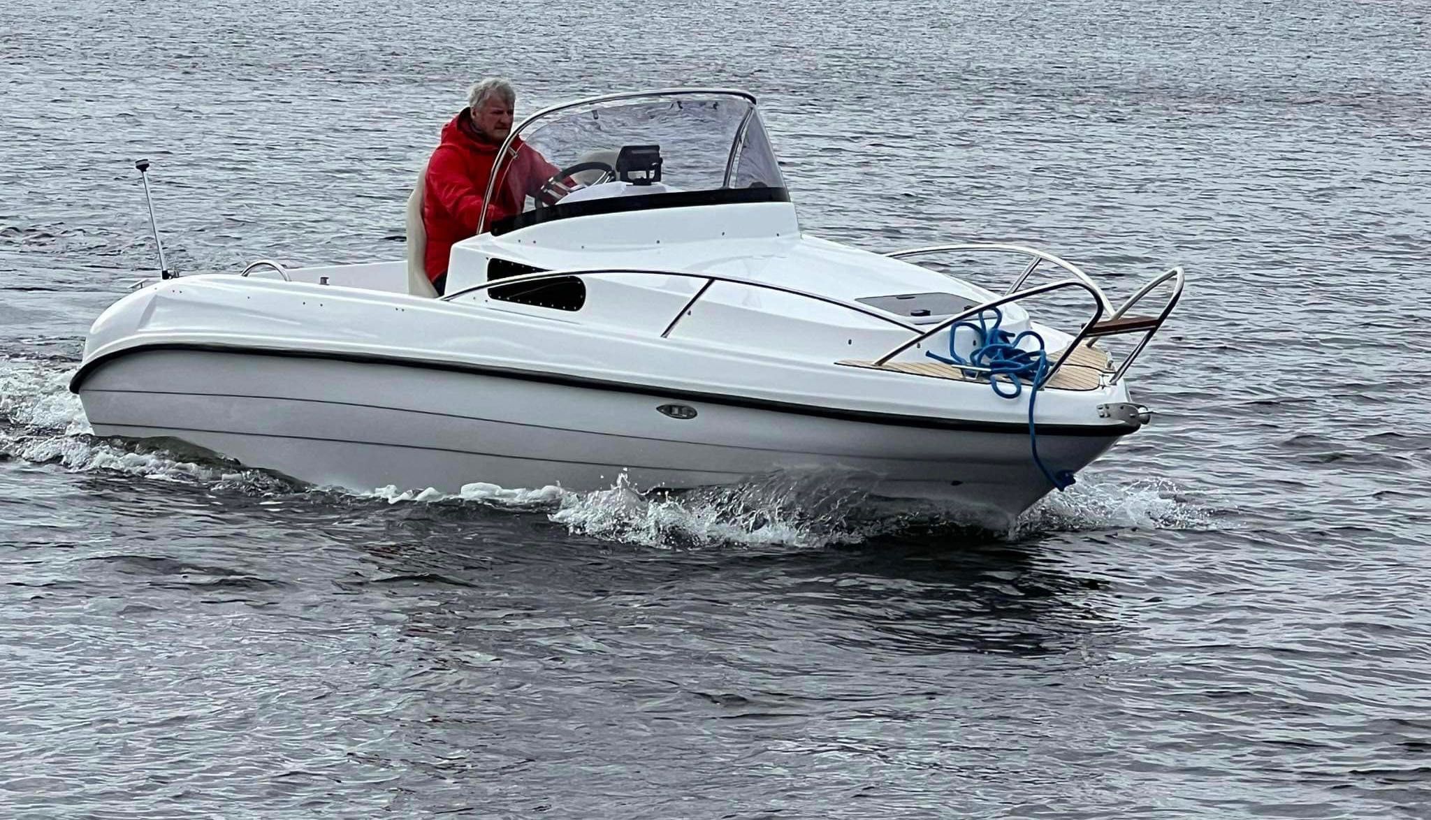 Łódź motorowa kabinowa M560 Cabin mboats