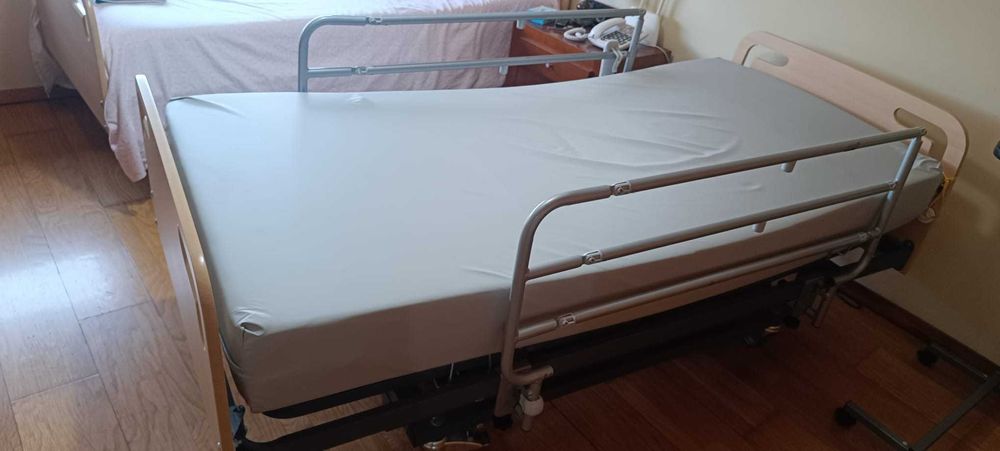 Cama articulada elétrica elevatória, como nova