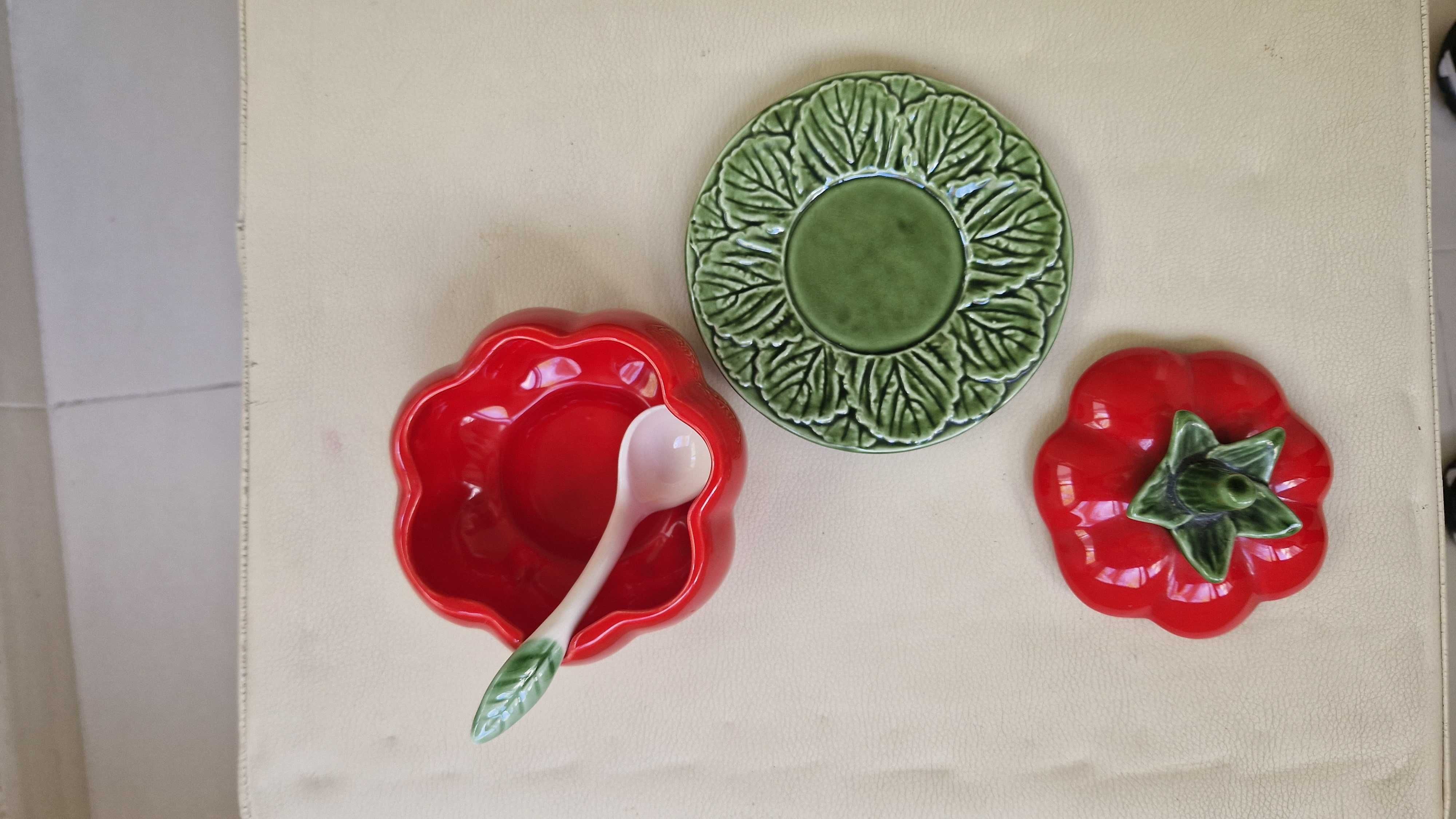 Açucareiro de louça em forma de tomate, com tampa e colher