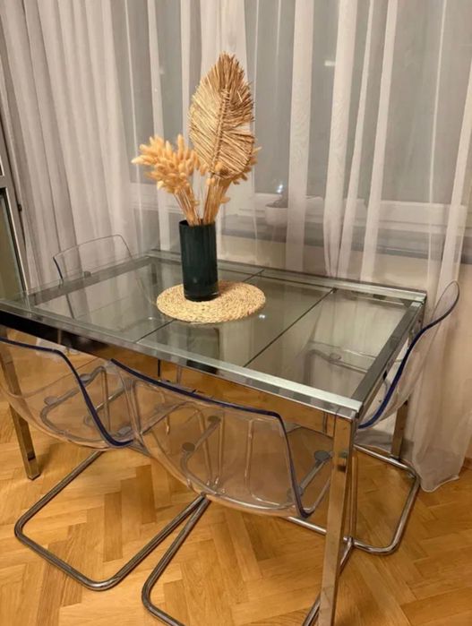 Stół plus krzesła