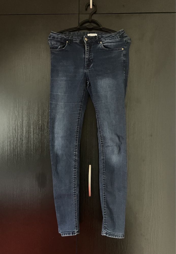 Niebieskie proste dopasowane jeansy, firmy H&M, rozmiar S/36