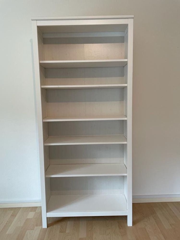 Biały regał Ikea hemnes