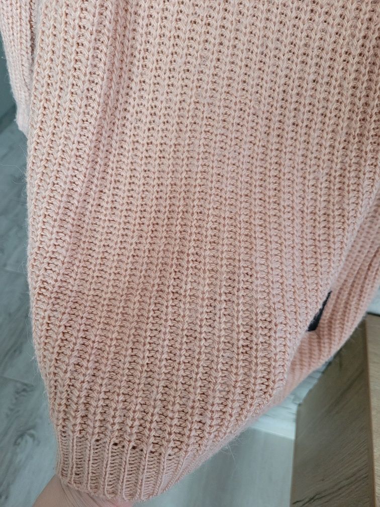 Długi dzianinowy gruby sweter pudrowy róż z dużym golfem L/XL