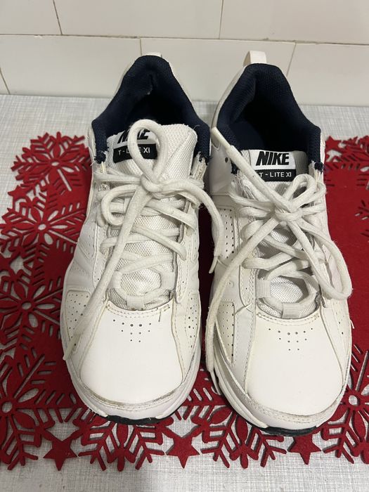 Продаю кросівки білого кольору фірми nike. Стан ідеальний .Легкі та зр