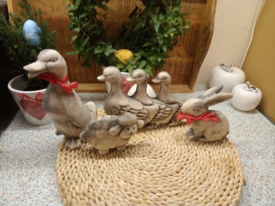 dziecko dzieci figurki dla dzieci kaczki wielkancne baranek gaski