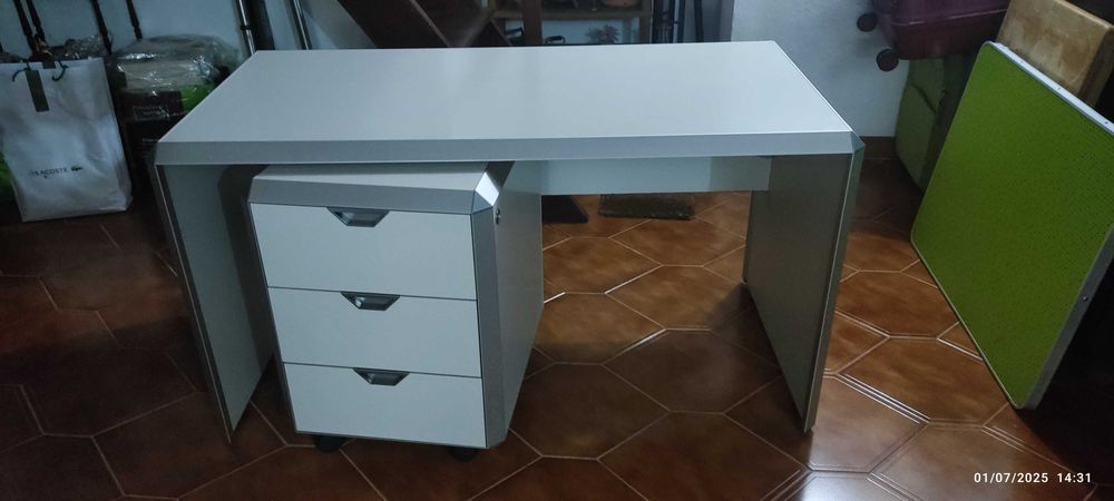 Secretária com  armário e gavetas com chave como novo
