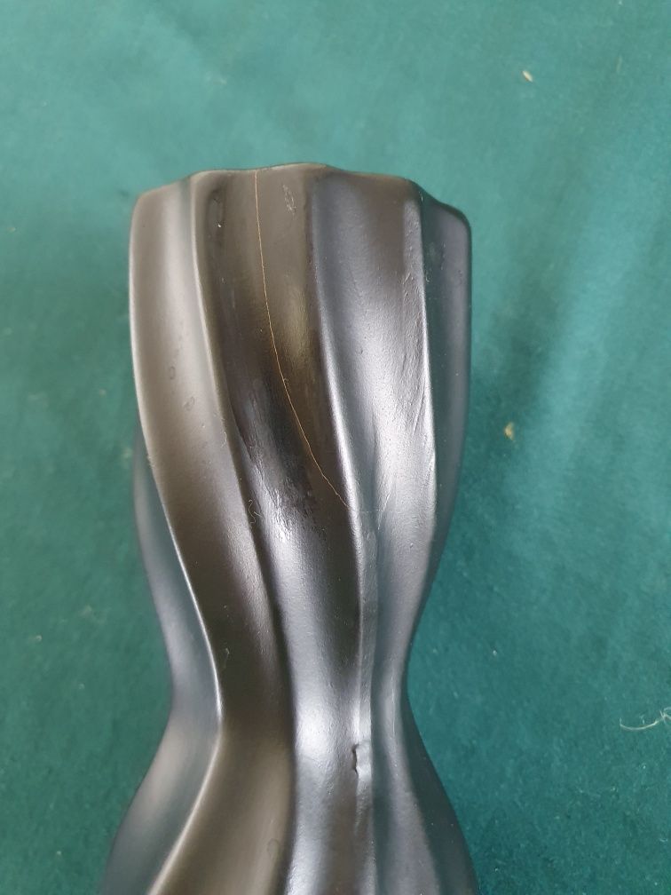 Ceramiczny,czarny wazon(uszkodzony)