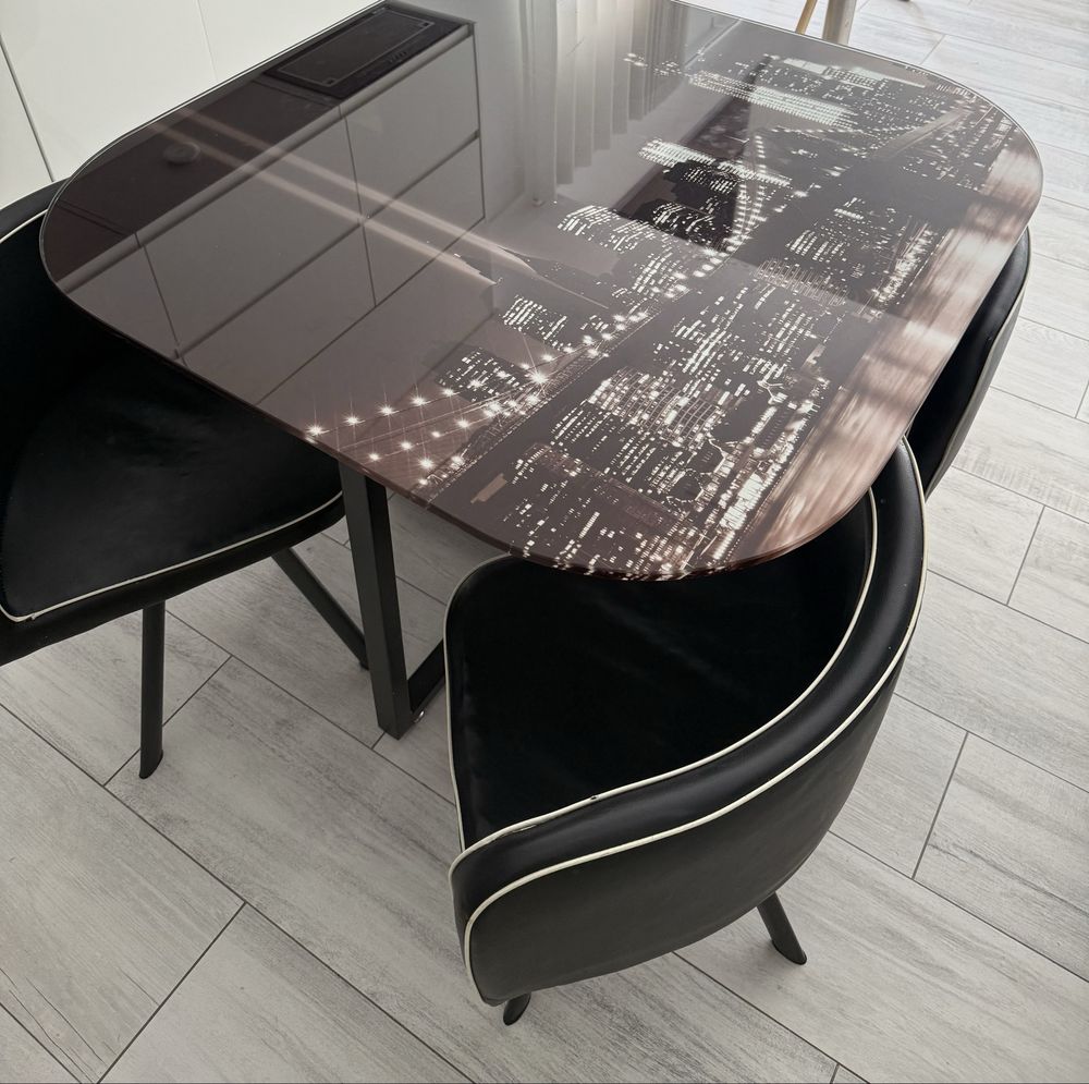 Mesa e camas de solteiro