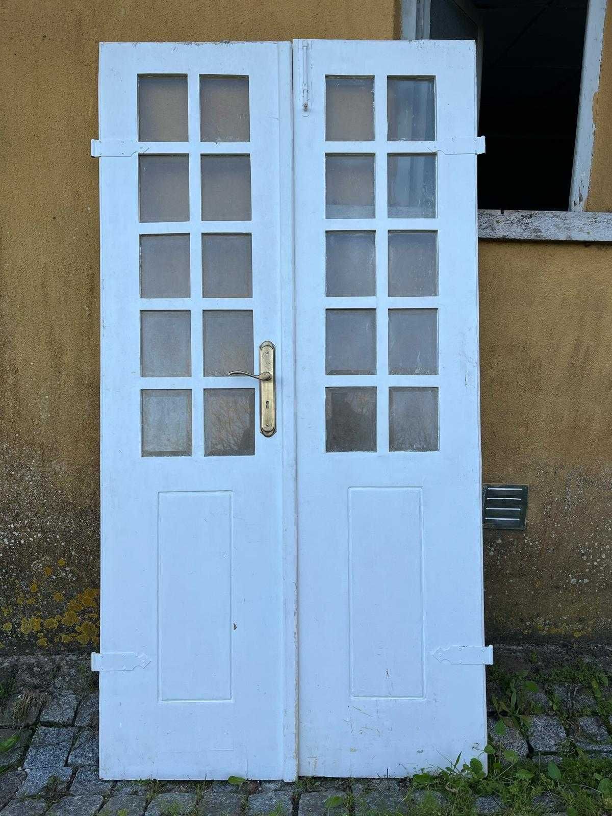 Portas de madeira maciça centenárias com fecho puxador e ferragens.