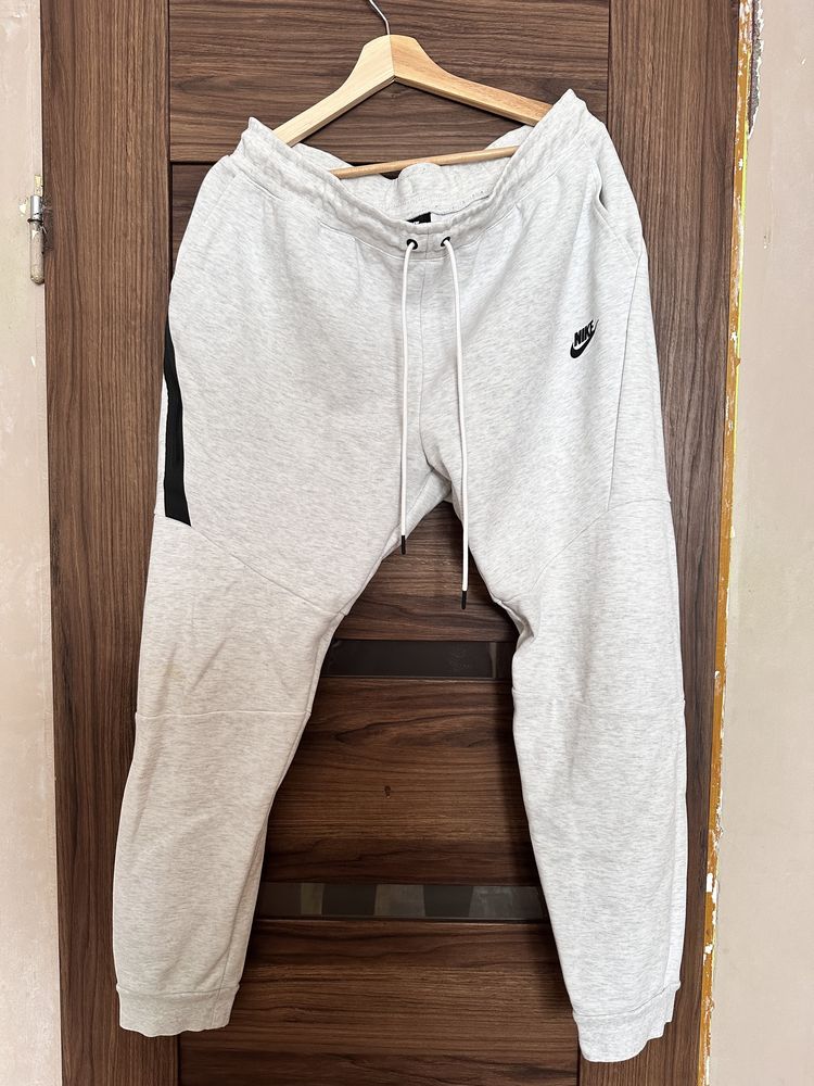 Męskie spodnie Nike Tech Fleece rozm. XL białe