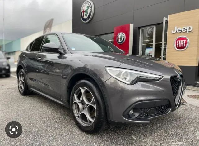 Alfa Romeo Stelvio Auto kupione z salonu zadbany serwisowany wszystkie wpisy w książce