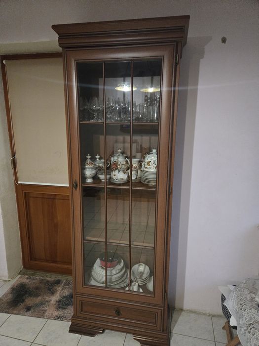 Шафа вітрина для гостиної кімнати