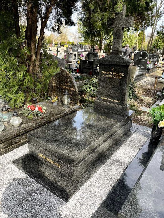 Nagrobek granitowy GRUBE ELEMENTY BRYŁA