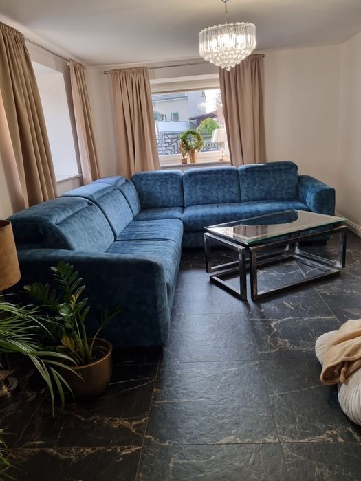 Naroznik i krzesła piękny komplet