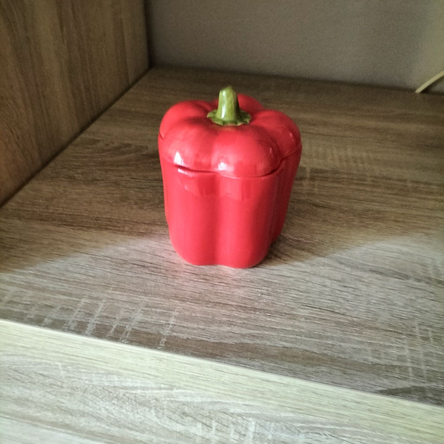 Nowy pojemnik z przykrywką Sinsay