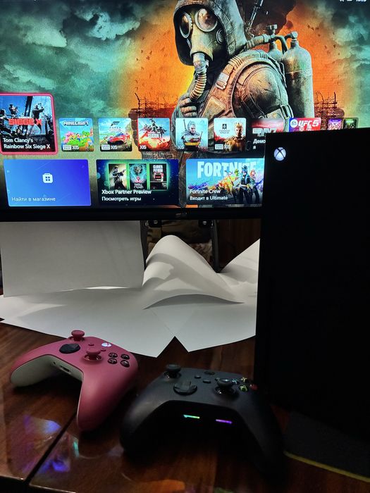 Xbox series X, два геймпади