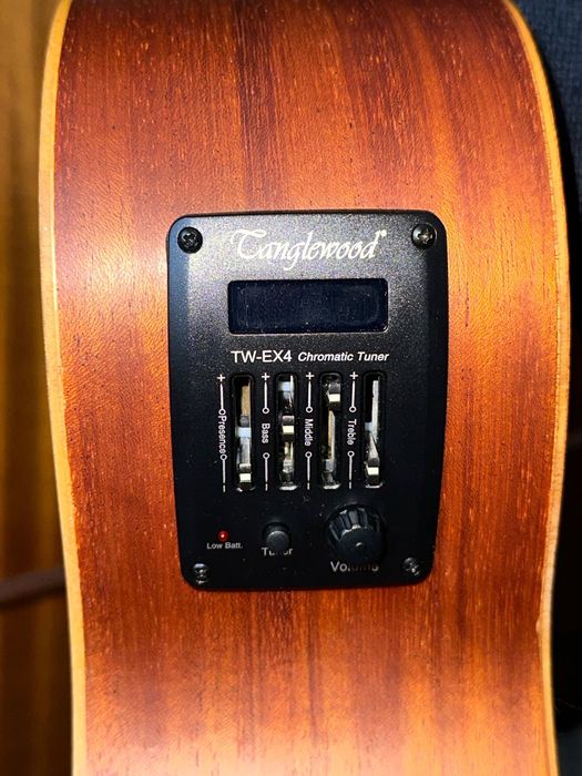 Guitarra eletro-acústica