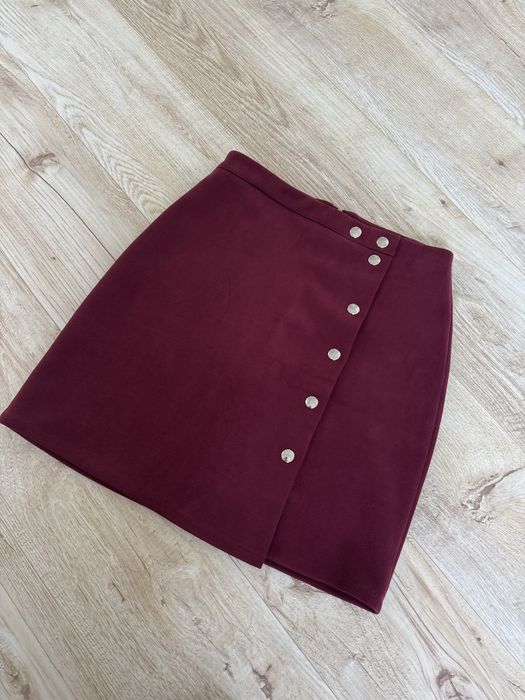 Бордова спідниця