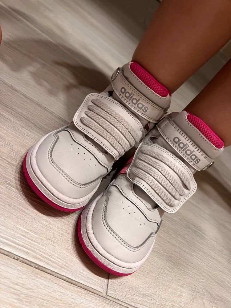 Кросівки Adidas Superstar та утеплені ботинки Adidas для дівчинки
