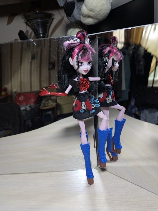 Дракулаура, Монстр Хай. Вживане.