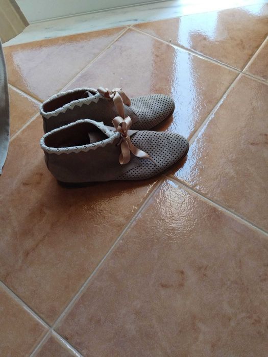 Botas com detalhe de renda