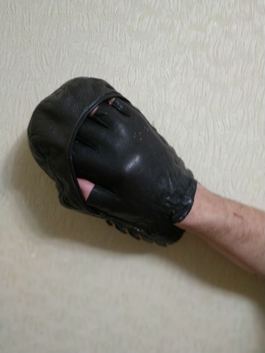 Шкіряна лапа для боксу на праву руку