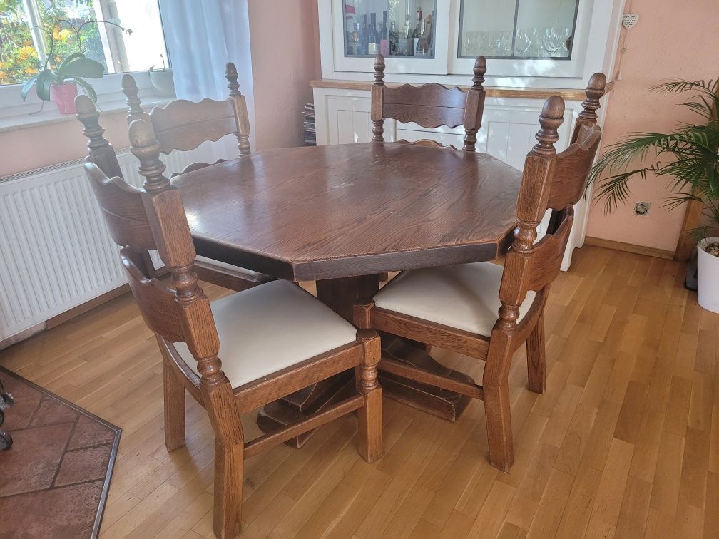 Piękny dębowy stół do jadalni z krzesłami